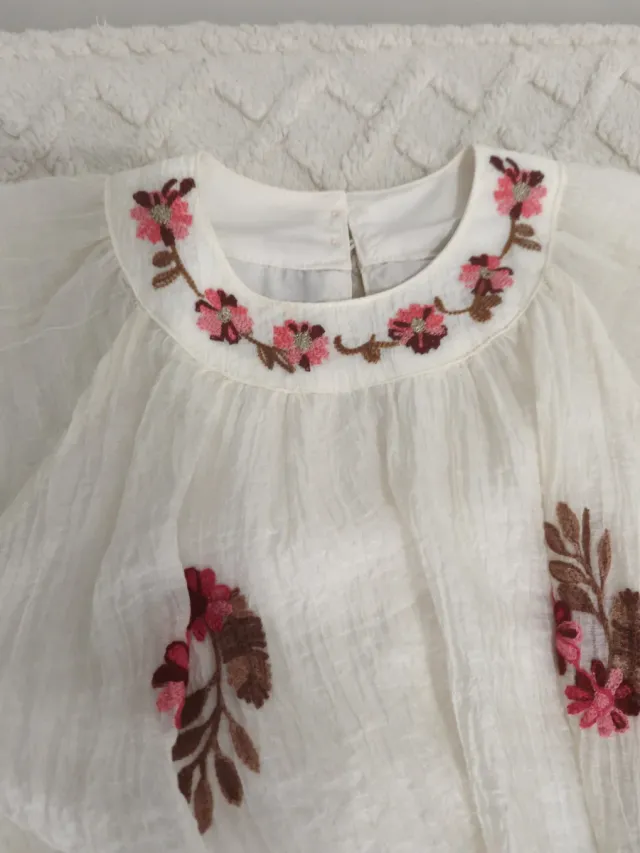 Vestido blanco con bordado floral talla 11