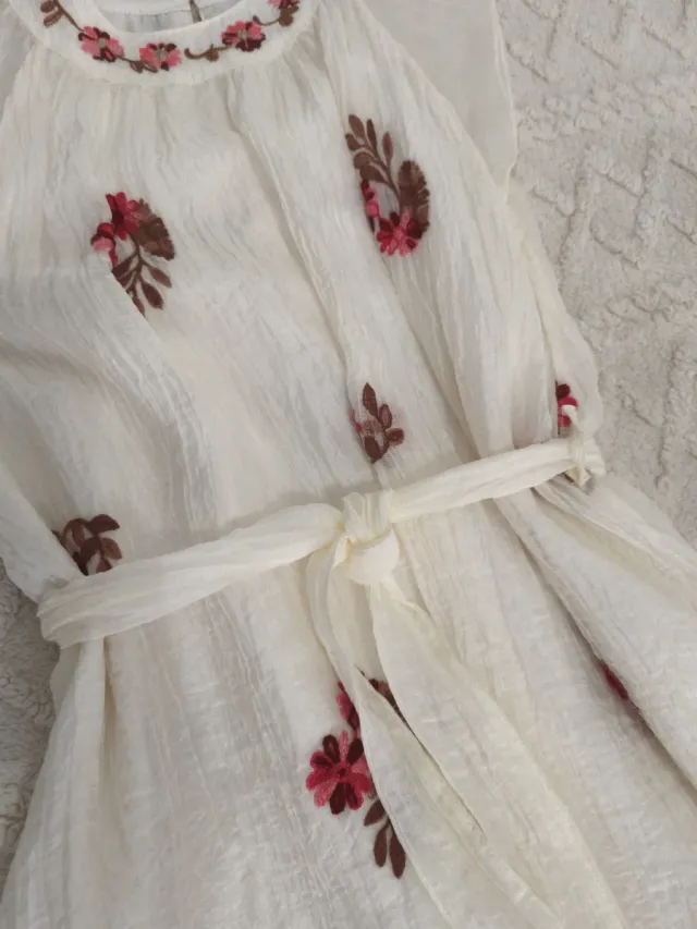 Vestido blanco con bordado floral talla 11