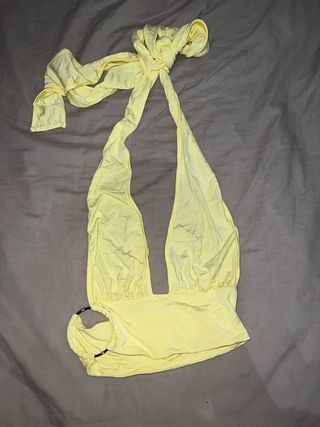 Top amarillo con anillas