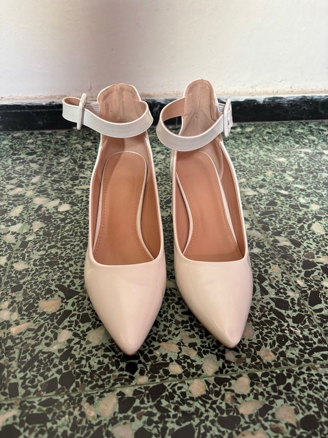 Zapatos de tacón beige y blanco