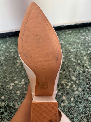 Zapatos de tacón beige y blanco