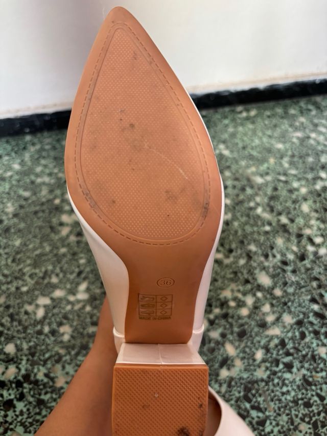 Zapatos de tacón beige y blanco