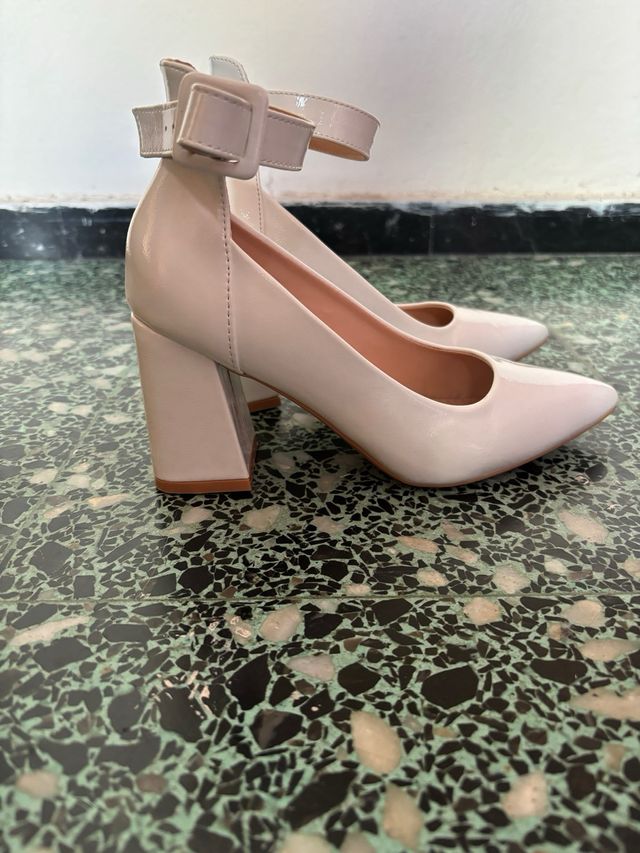 Zapatos de tacón beige y blanco