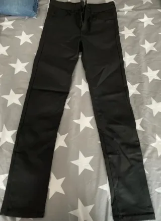 Pantalones negros cuero sintético
