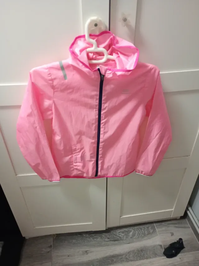 Chaqueta deportiva rosa con capucha