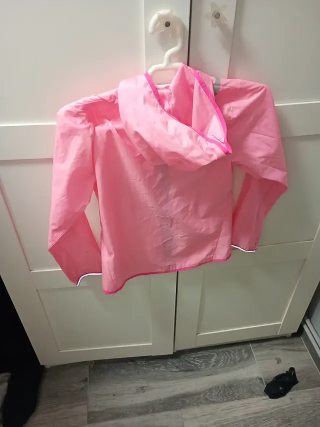 Chaqueta deportiva rosa con capucha