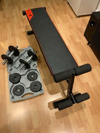 Banco de pesas con mancuernas