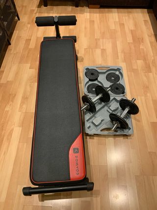 Banco de pesas con mancuernas