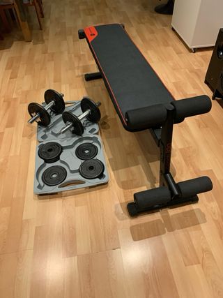 Banco de pesas con mancuernas