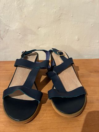 Sandalias azules de mujer