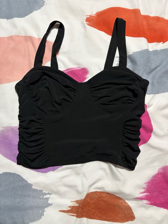 Top negro con tirantes y fruncido Pull&Bear