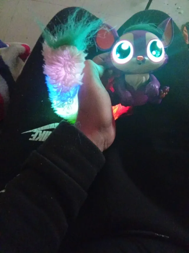 Juguete Morado con Ojos Brillantes