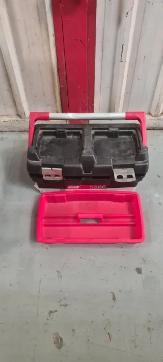 Caja de herramientas roja y negra