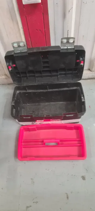 Caja de herramientas roja y negra