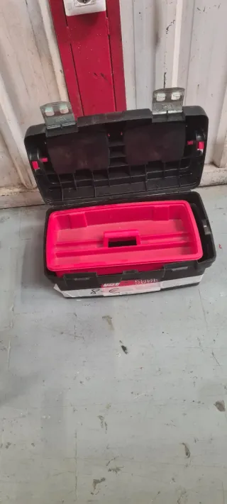 Caja de herramientas roja y negra