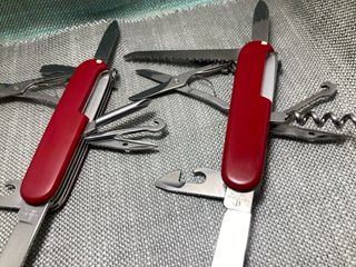 2 Canivetes Victorinox Huntsman e Super Tinker