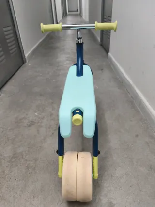 Triciclo sin pedales azul y verde