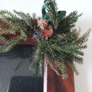 Cornice in legno con decorazione