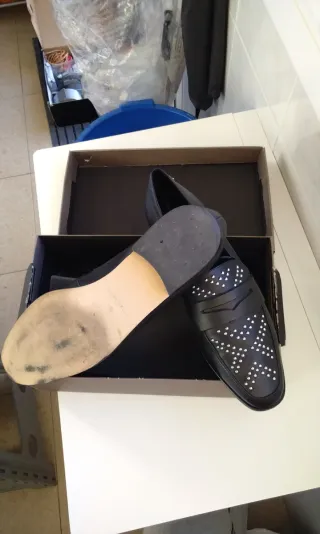 Zapatos negros con tachuelas Talla 41