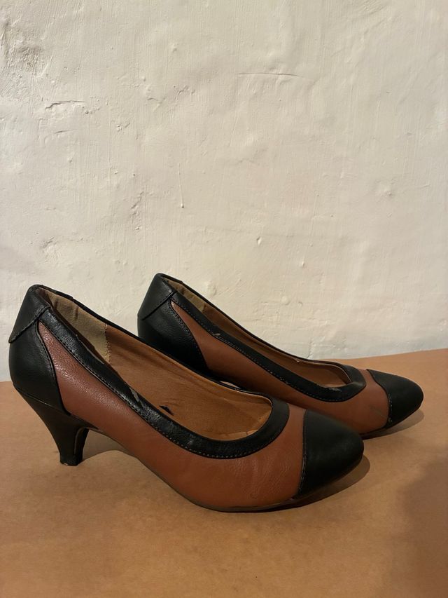Zapatos de tacón marrones y negros