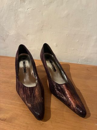 Zapatos de tacón dorados y morados