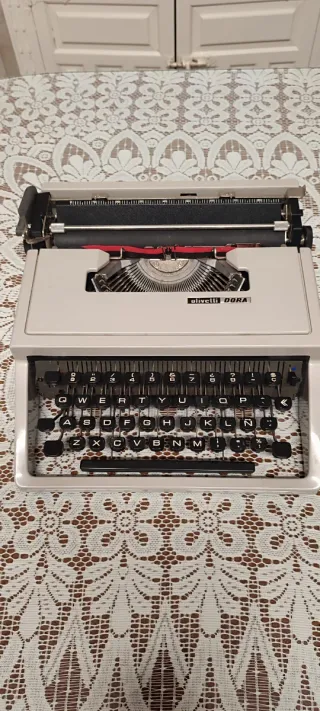 Máquina de escribir Olivetti DORA
