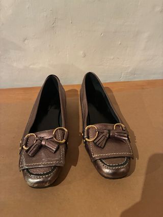 Zapatos planos dorados y plateados
