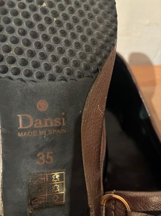 Zapatos planos dorados y plateados