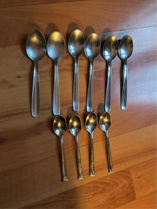 10 cucchiaini: 6 per dessert e 4 per caffè.