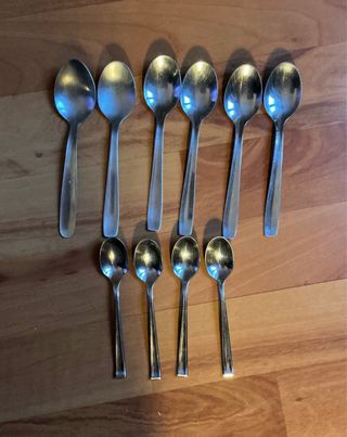 10 cucchiaini: 6 per dessert e 4 per caffè.