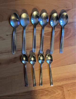 10 cucchiaini: 6 per dessert e 4 per caffè.