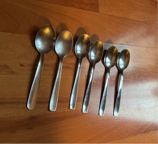 10 cucchiaini: 6 per dessert e 4 per caffè.