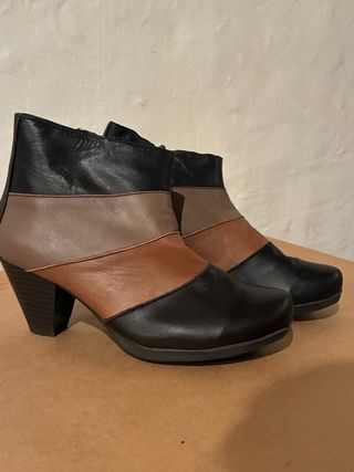 Botines de tacón con diseño de bloques