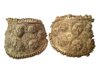 Apliques decorativos dorados con piedras