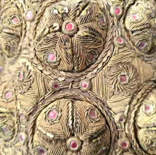 Apliques decorativos dorados con piedras