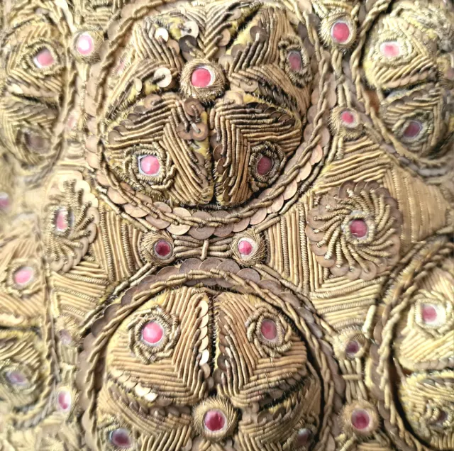 Apliques decorativos dorados con piedras