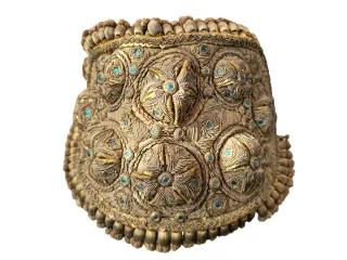 Apliques decorativos dorados con piedras