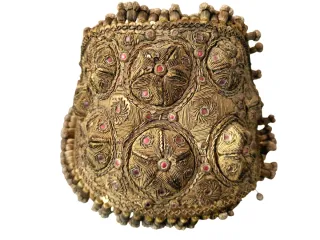 Apliques decorativos dorados con piedras