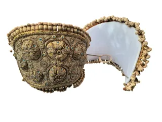 Apliques decorativos dorados con piedras