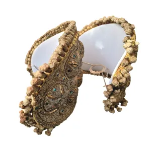 Apliques decorativos dorados con piedras