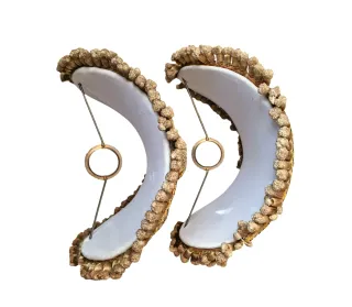 Apliques decorativos dorados con piedras