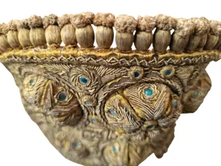 Apliques decorativos dorados con piedras