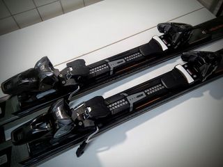 ESQUIS 175cm. SALOMON. ALL MOUNTAIN. PATIN 80.