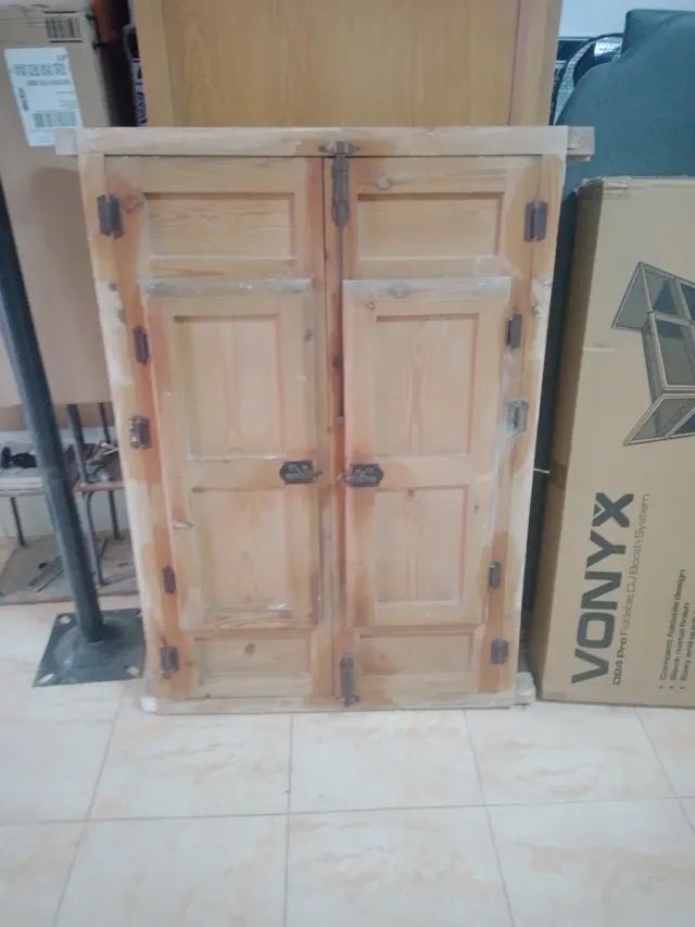 Ventana de madera con moquitera