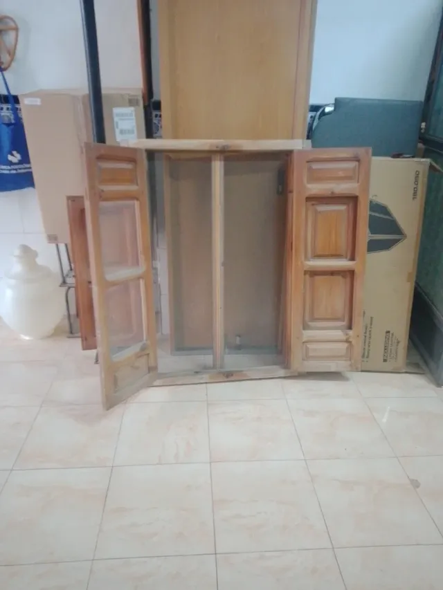 Ventana de madera con moquitera