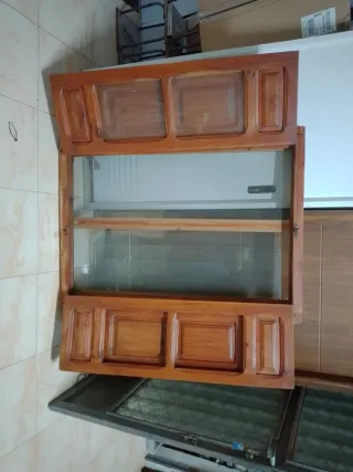 Ventana de madera con moquitera
