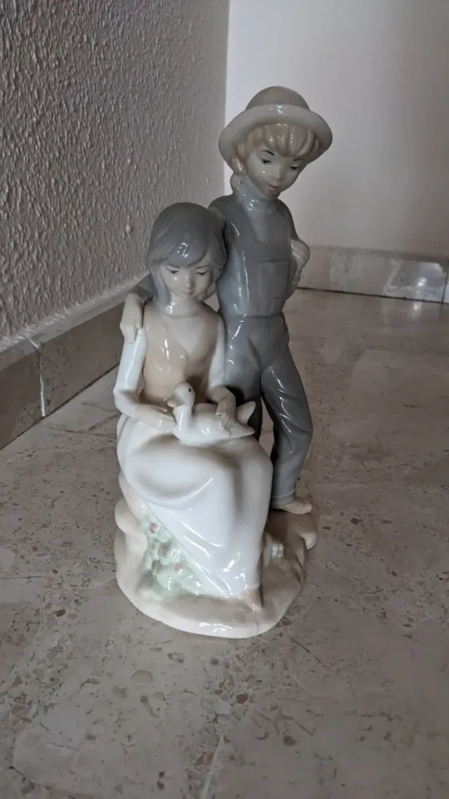 Figura cerámica niños con pato