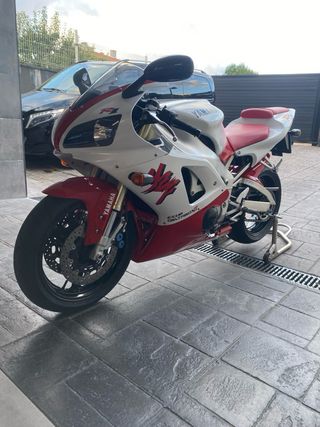 Yamaha R1 Roja y Blanca Año 1998