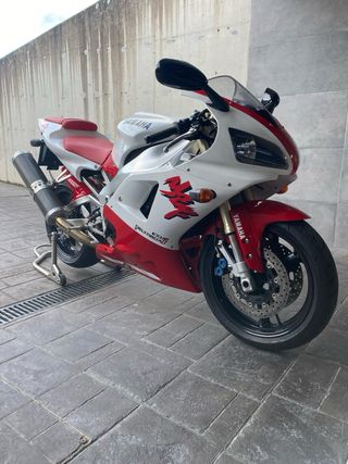 Yamaha R1 Roja y Blanca Año 1998