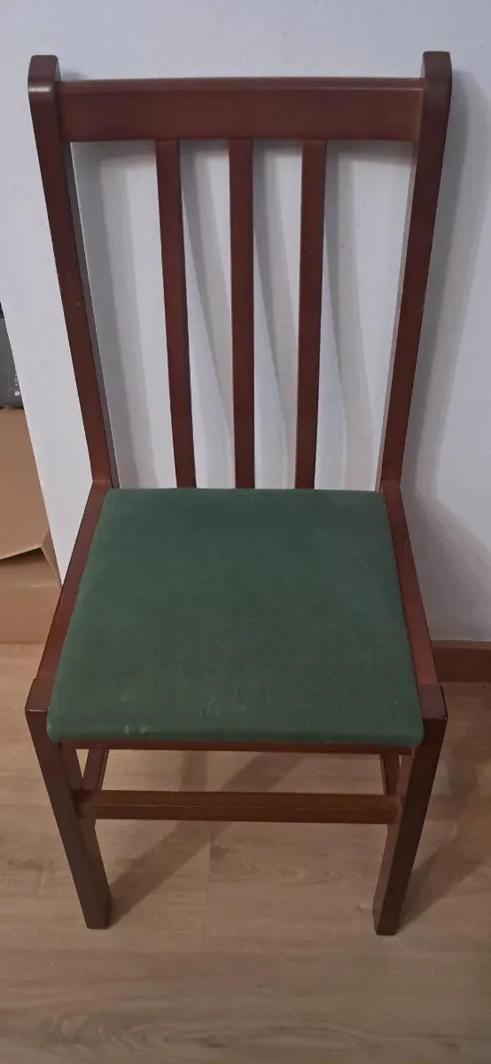 Sillas de madera con asiento de tela